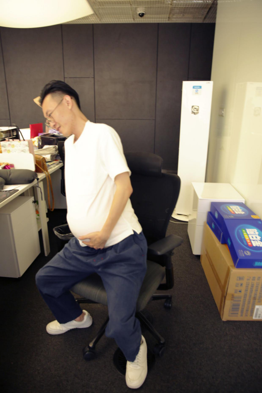 脑白金男员工怀孕模拟装体验怀胎10月之苦