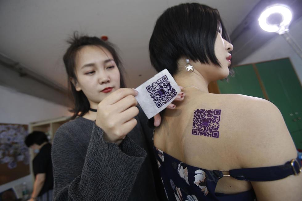 武汉美女放弃空姐工作 在人体上作画