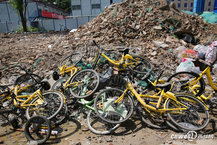 西安火车站北拆迁工地 几百辆共享单车被遗弃_手机凤凰网