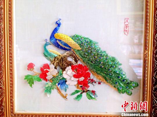 用易拉罐做的画《孔雀》 夏莹摄