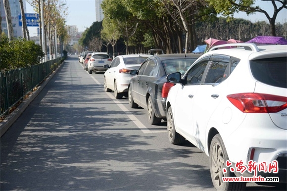 六安一路边停满车 免费对外开放的临时停车场内却很空