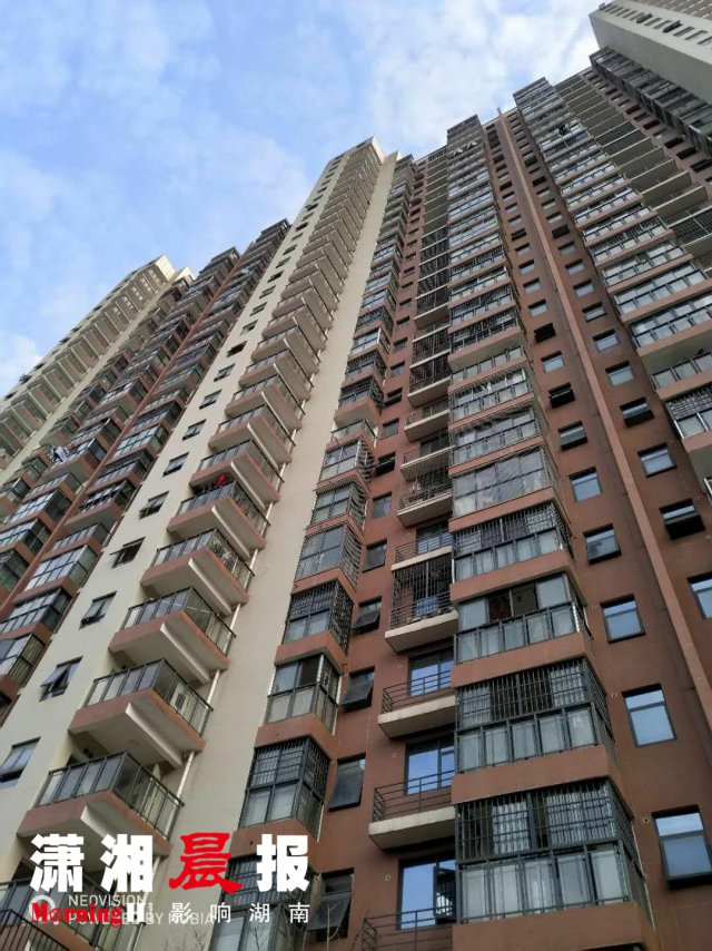 29层楼房底部墙体开裂10多米 最宽可伸进一人手掌