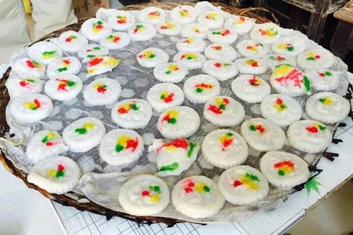 隆里古镇地址:距锦屏县县城64公里,南与黎平县敖市接壤6.