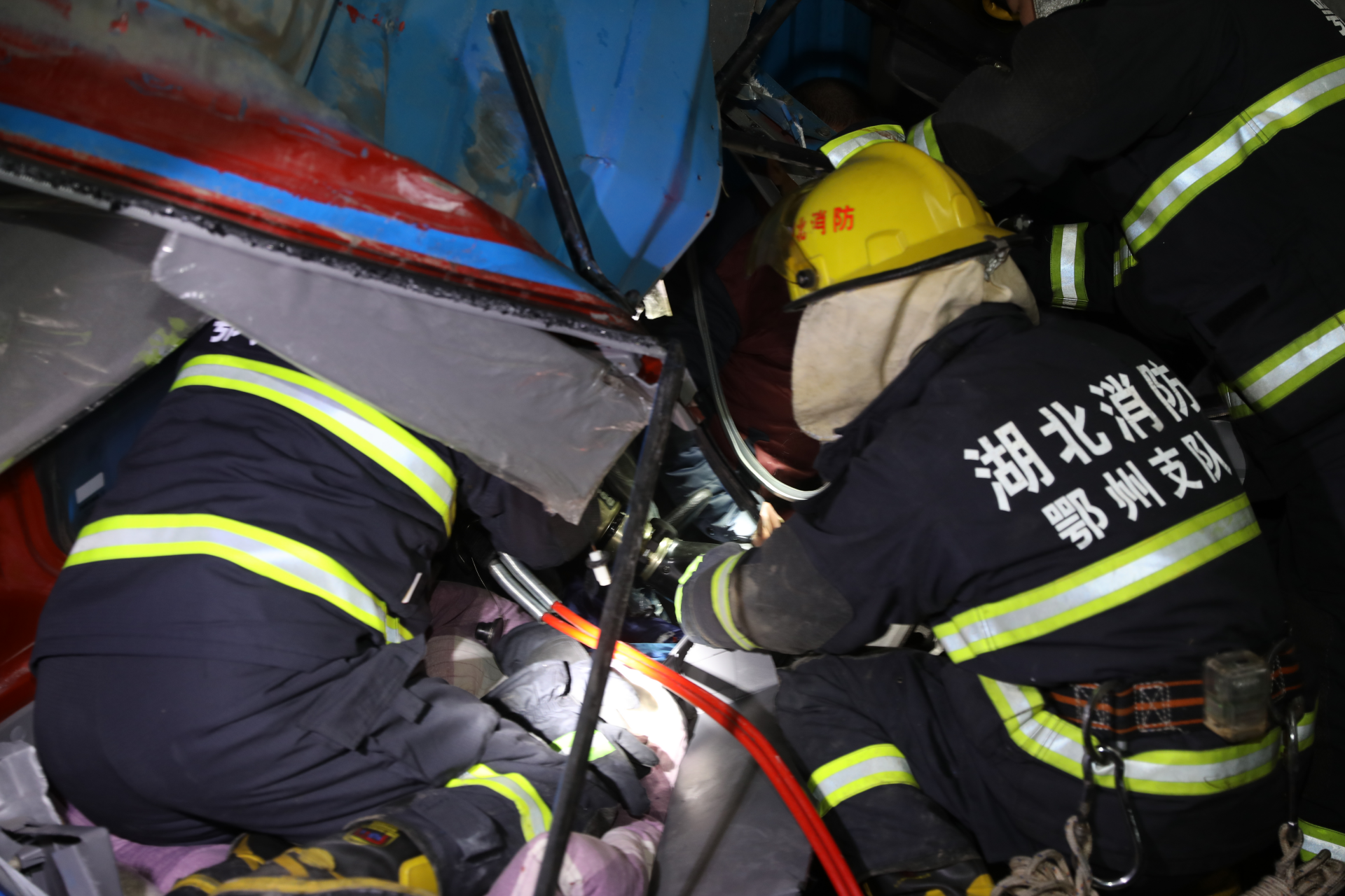 指挥中心接到报警称:位于武黄高速鄂州路段长岭大桥处发生交通事故,13