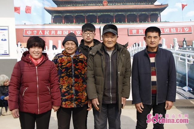展开天安门广场的背景幕布,置好几台便携式佳能打印机,摆上一摞摞漂亮