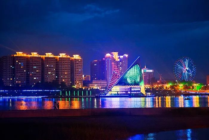 喀什市位于新疆维吾尔自治区昌吉回族自治州境内,新疆维吾尔自治区中