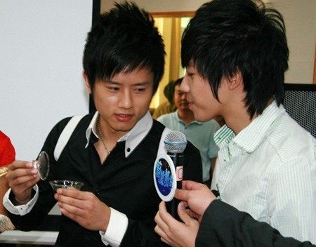 生活|张杰为俞灏明颁奖引热议 网友:好兄弟一辈子