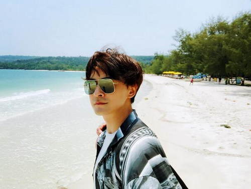 郑元畅晒旅行照遇小岛感叹十年时光