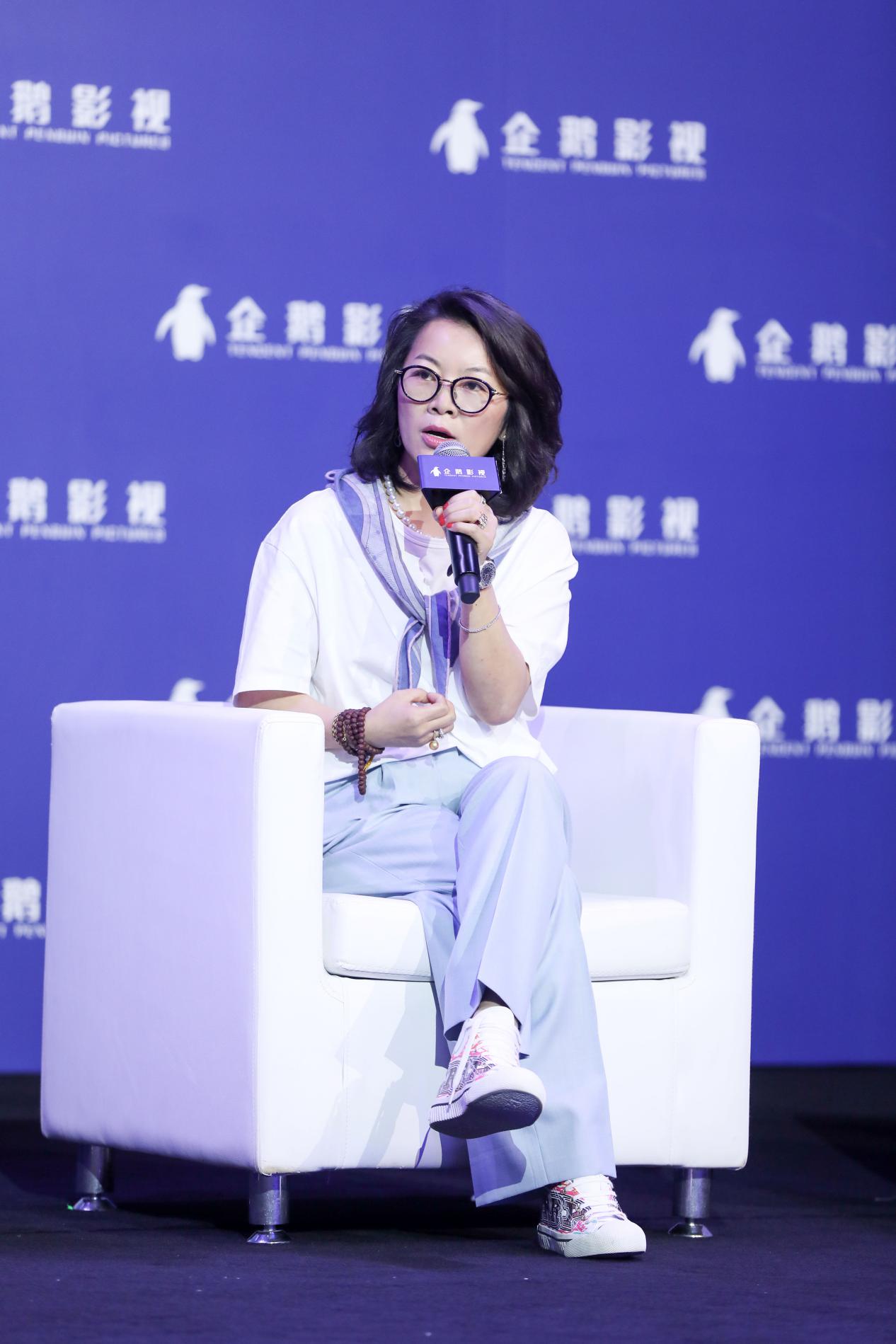 现场,杨晓培以自己担任总制片人,目前正在锣密鼓拍摄中的电视剧《全职