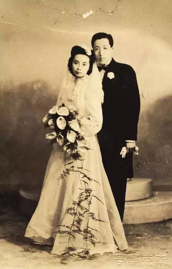 94岁裸捐1857万!她是最后一位"穿裙子的士"