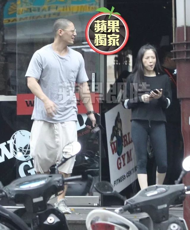 当被问到为何和蒋友柏在酒店私会时,她没有直面回答,却马上反问记者是