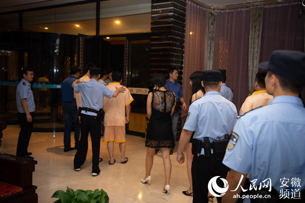 合肥警方扫黄突袭两处温泉公馆现场近百人被控制