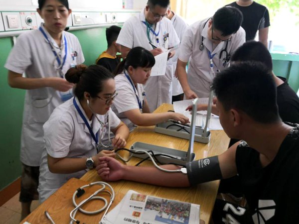 征兵工作启动 首日烟台近700名应征青年上站体检
