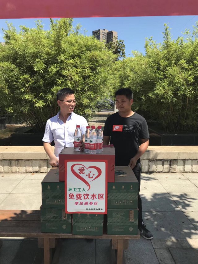 "爱心站点"为环卫工人免费提供矿泉水