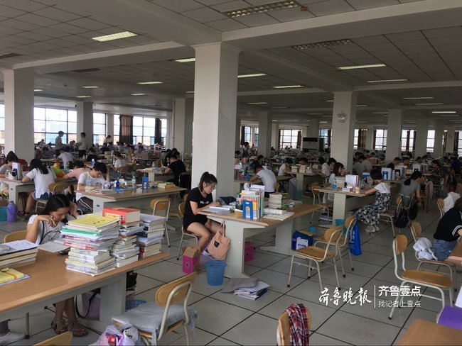 暑假的考研自习室座无虚席 他们每天学习12小时以上