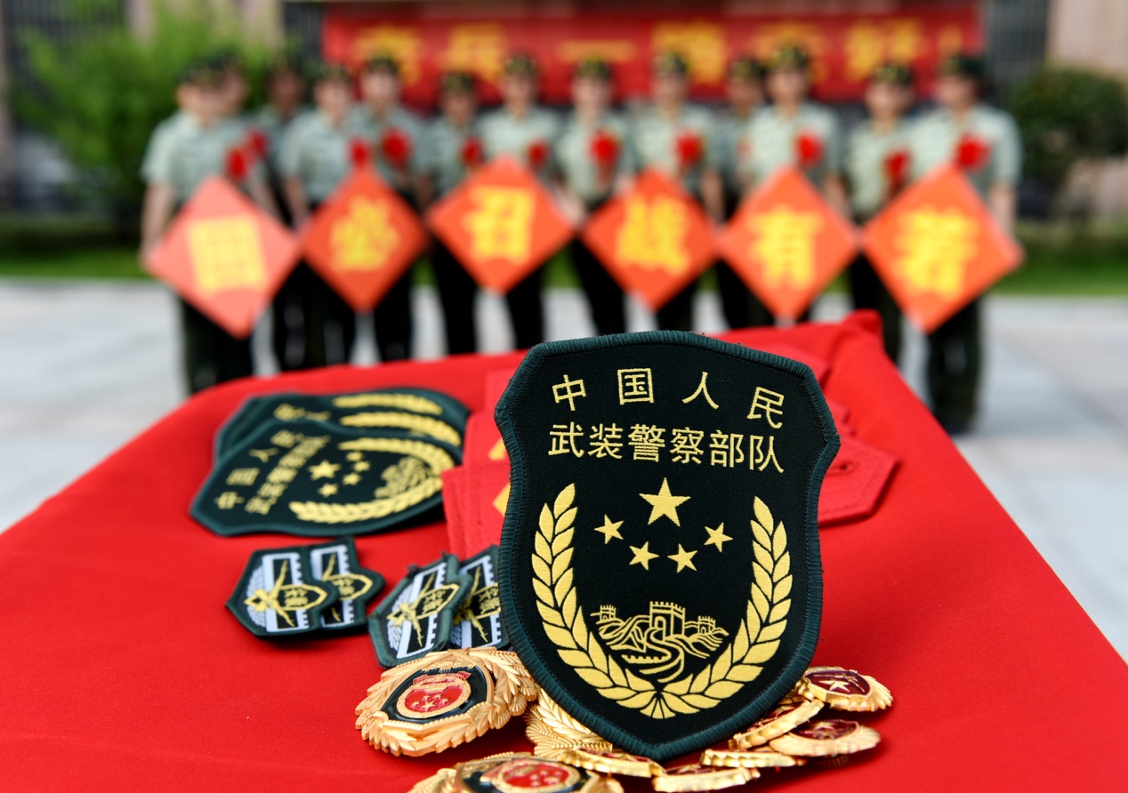 武警合肥支队四中队退伍老兵告别警徽仪式上,这是退伍老兵卸下的帽徽