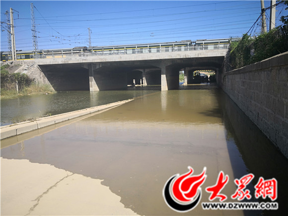 八一路向东贯通就差"一洞" 半成品涵洞积水市民需绕行