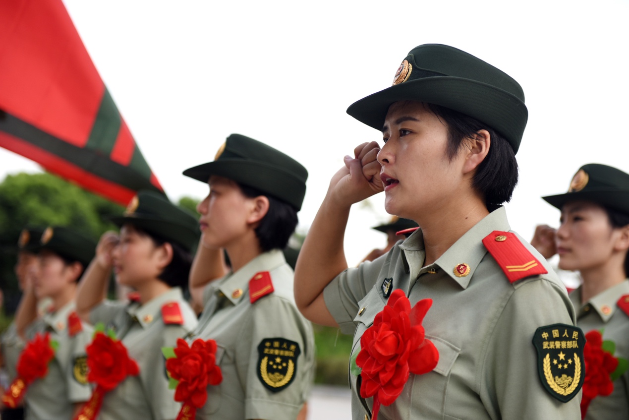 在武警合肥支队四中队退伍老兵告别警徽仪式上,一名退伍女兵向武警