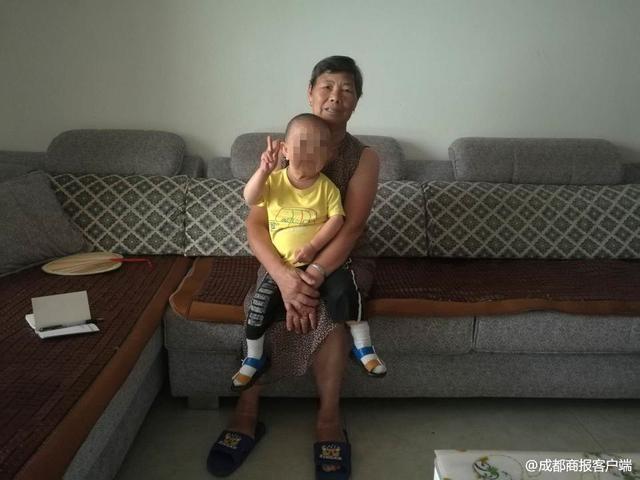 48岁儿子仅76厘米永远长不大71岁母亲不敢撒手