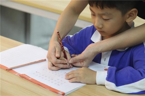 教小孩学习的视频大全 2e71caf95a3f7f0_w600_h397.jpg