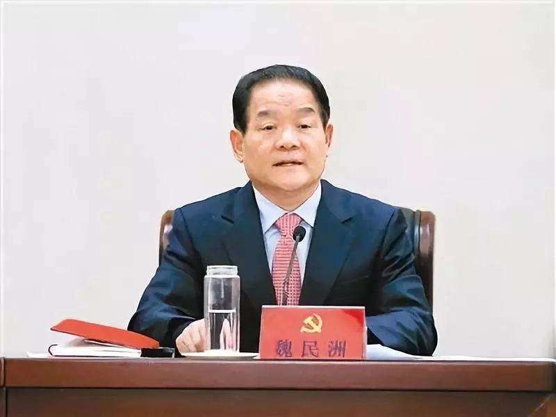 值得注意的是,魏民洲在案发前与他人串供,指使他人销毁部分受贿所得