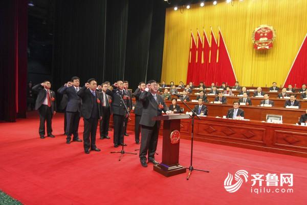 委员和表决通过的有关专门委员会组成人员向宪法庄严宣誓,菏泽市人大