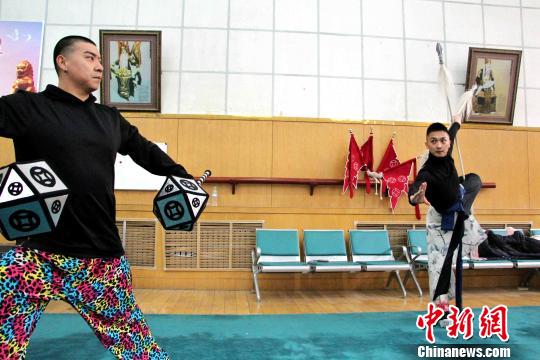 山东省京剧院二团成员宋柏珑今年要在泰国献上一台武戏《八大锤》.