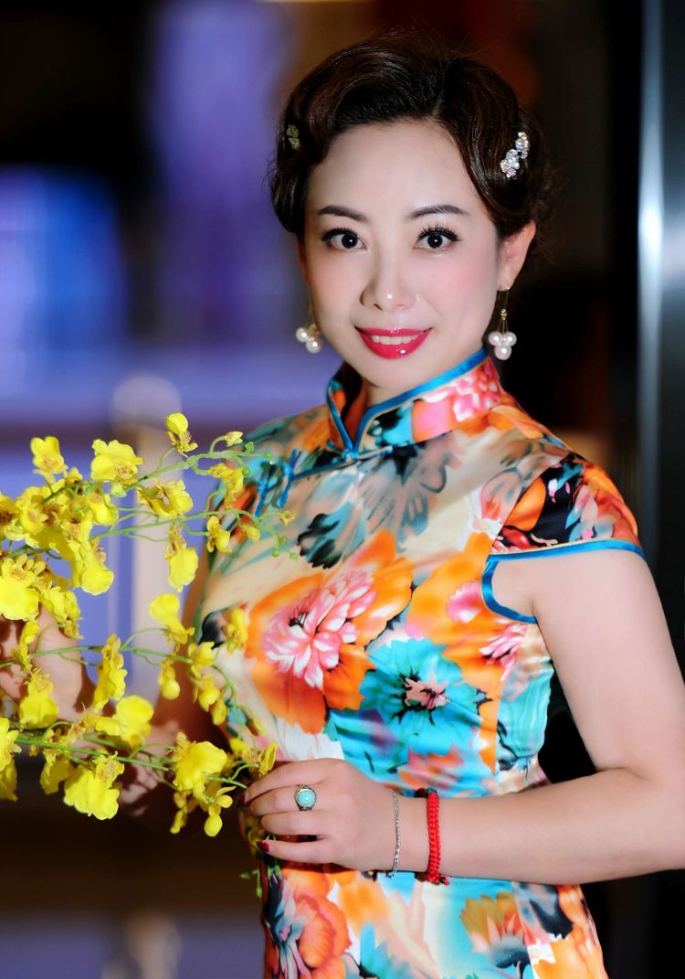 当旗袍女人邂逅红木家具传统文化与现代时尚相得益彰