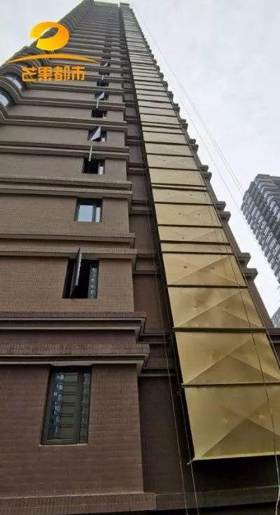 有业主在群内讨论时表示 润和美郡小区 未经业主同意就私建金属烟道