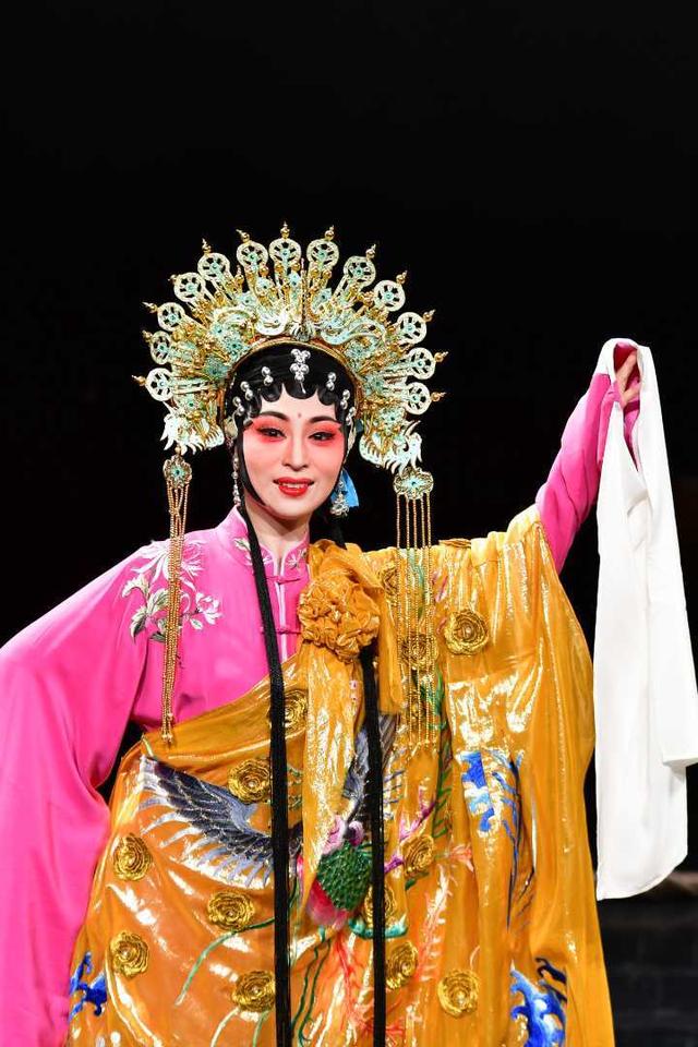 小剧场大市场黄梅戏还能这样唱传统戏曲靠变革自救闯出新路子