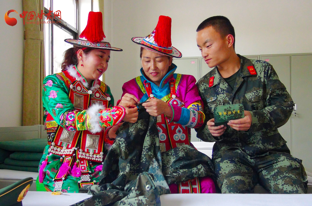 这个端午裕固族兵妈妈与武警官兵一起包粽子