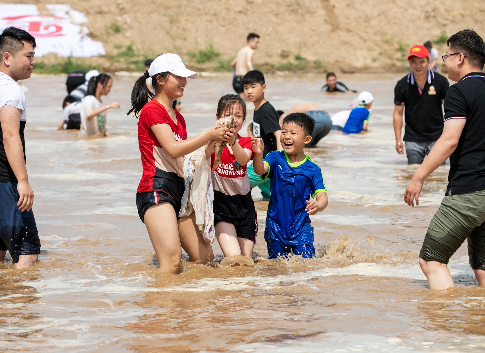 千人摸鱼快乐过六一郑州首届黄河鲤鱼文化节暨黄河金摸鱼节举行