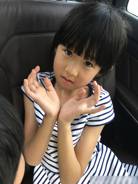 鲍蕾晒两女儿萌照 车内玩脚丫不亦乐乎