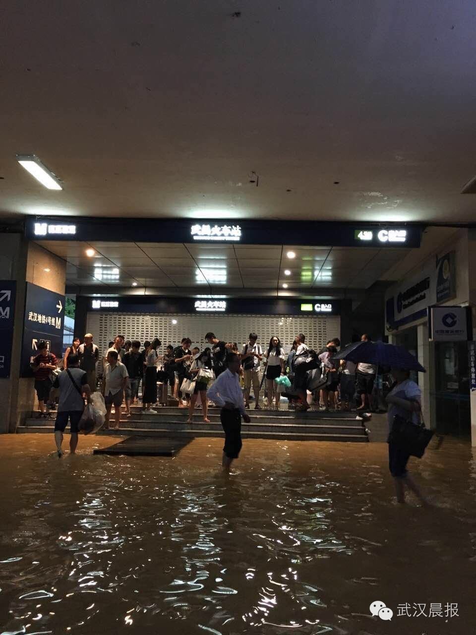 直击武汉特大暴雨万人连夜紧急转移城区交通已瘫痪