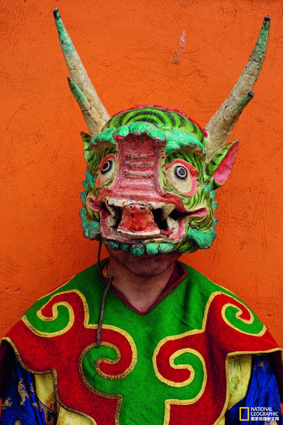 僧人在清理跳神舞时所用面具.