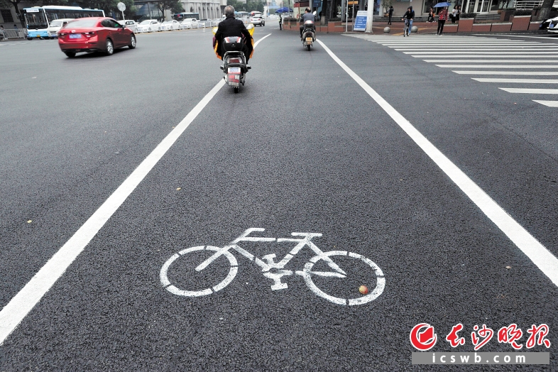 路面上白色自行车标记图片