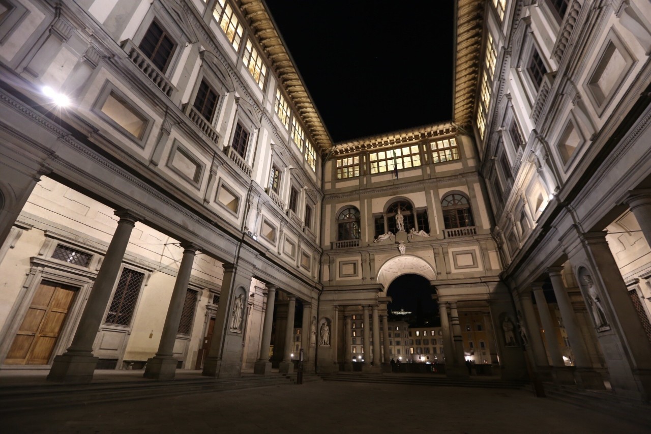 他們從碧提宮(palazzo pitti) 的大花園穿過,走過一個秘密門洞,開啟