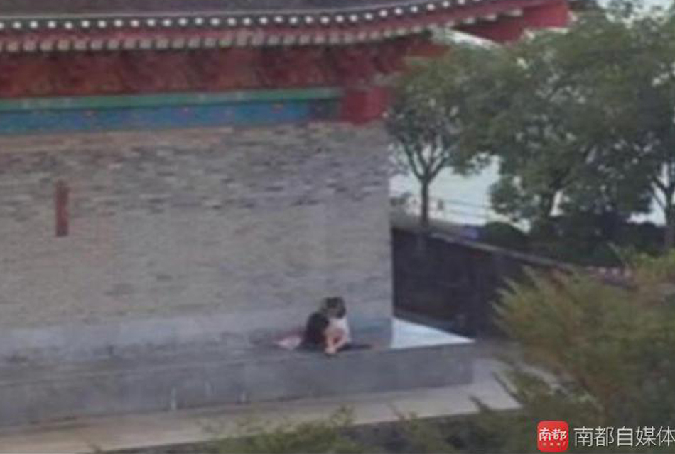 男女在广东著名景区内不雅视频被疯传 警方调查(图)_凤凰网