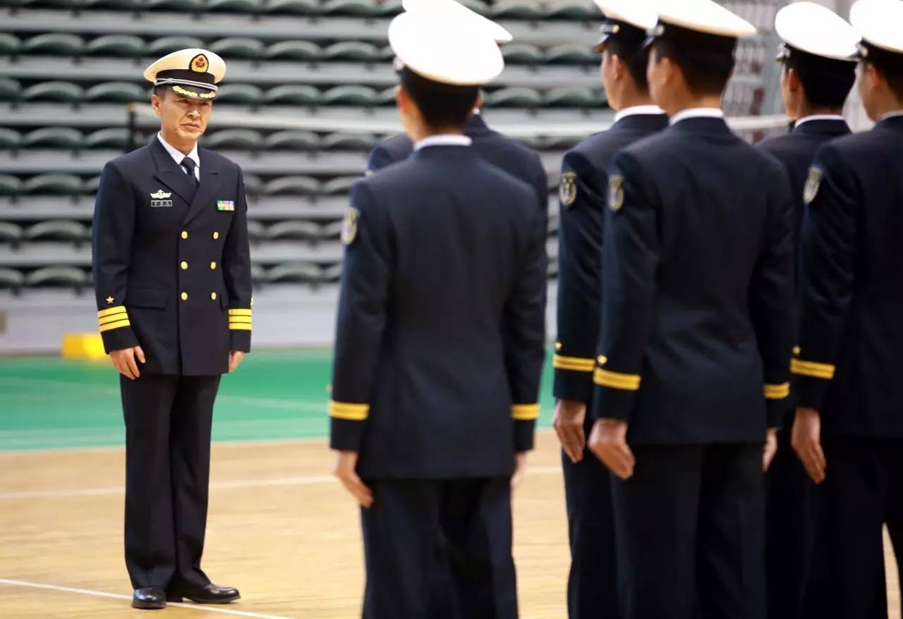 剧中主创合影留念 讲述 90 后海军青春 《深海利剑》被称为"海军版