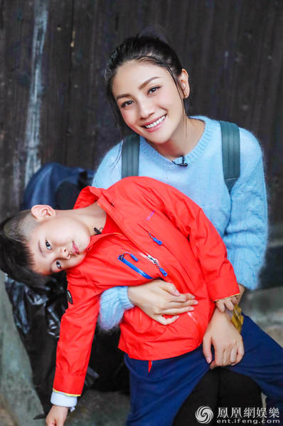 胡可抱着安吉.