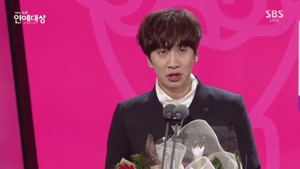 李光洙据台湾媒体报道,韩国年度盛事sbs2016演艺大赏25日晚间在首尔