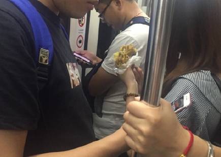 辣眼睛!男子在北京地铁6号线上脱裤子尿尿