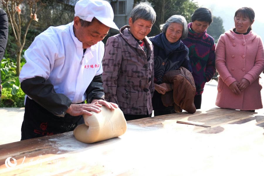 师傅正在制作字豆糖除夕夜,是每个皖南人最具有仪式感的时刻,好像用一