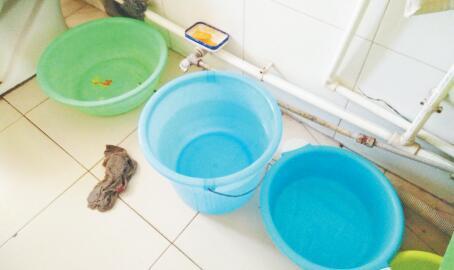 从去年12月开始,家里的自来水突然不正常了,每天有水时间只有7个小时.