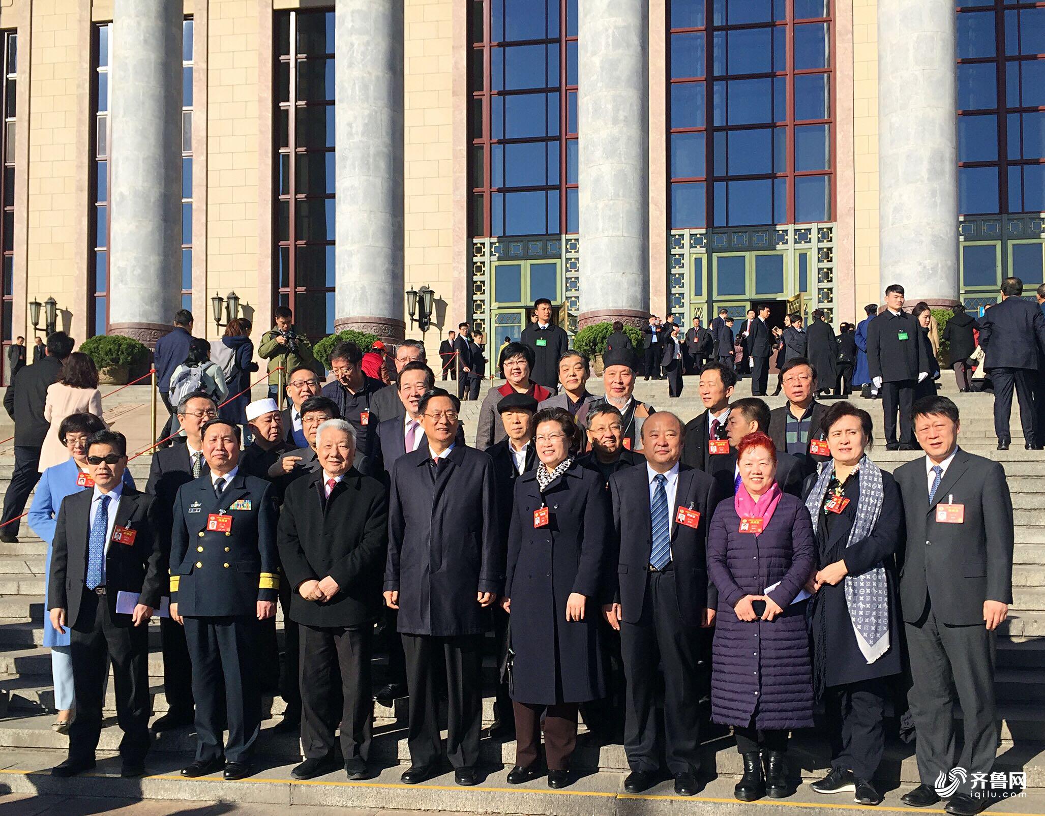 全国政协十二届五次会议闭幕 住鲁政协委员满载两会精神而归