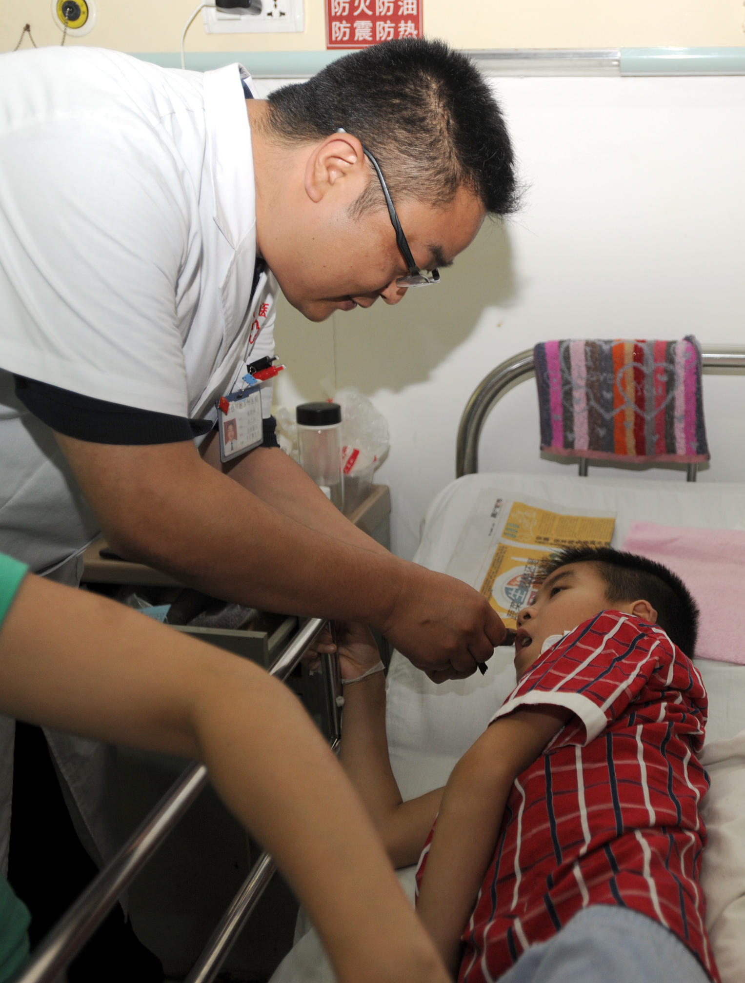 男孩被送殡仪馆发现未死如今已能说能吃能动