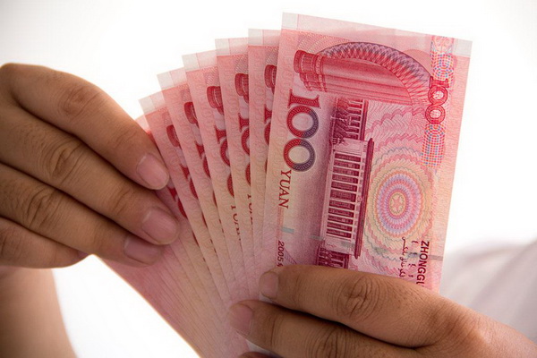 神秘男强塞女子6000元留下让人摸不着头脑的话