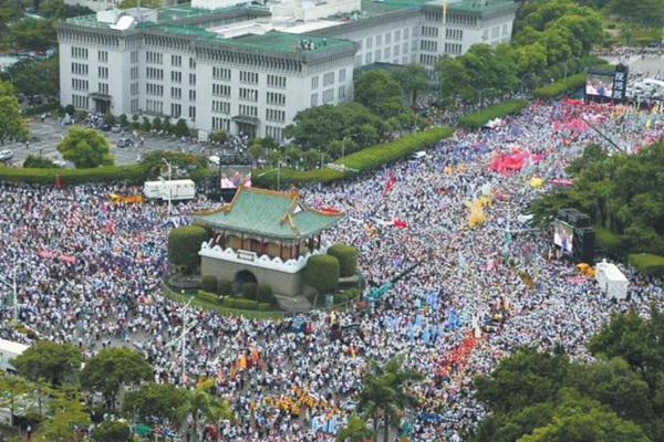 5万人抗议蔡英文 规模超过太阳花运动【环球时报综合报道】据台湾