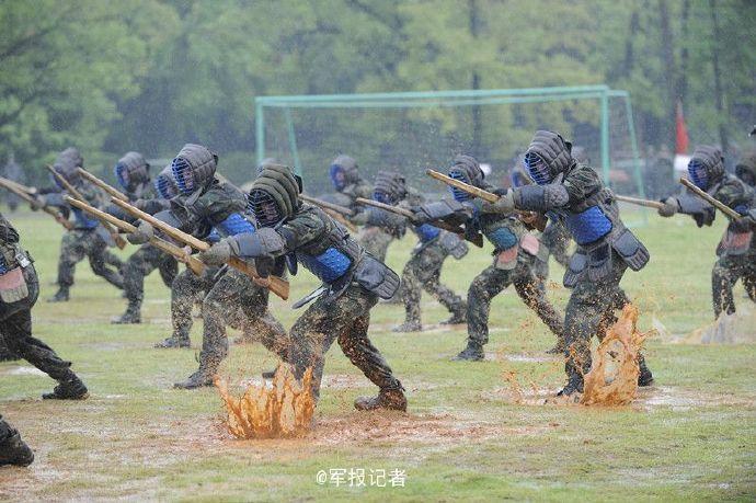火箭军部队持枪进行刺杀训练