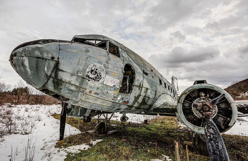 南斯拉夫废弃空军基地锈迹斑斑气氛可怖